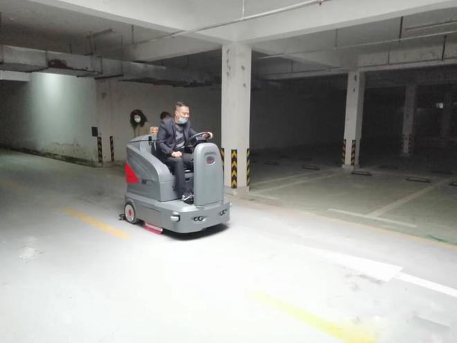 甘孜小区物业保洁不用人力改用驾驶式洗地机了